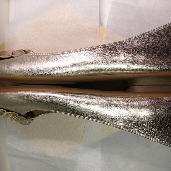 Sofft Gold Flower Flats Size 8 - Picture 5 of 5